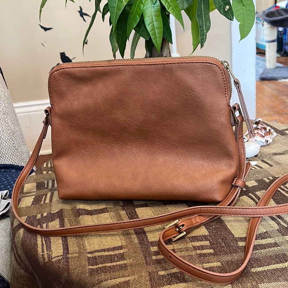 Universal thread women’s cross body bag.